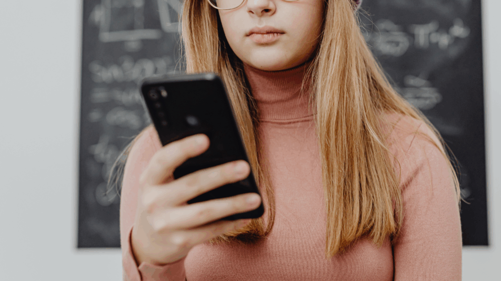 Dad’s Text to Adult Daughter Is So Creepy It’s Hard To Believe It’s Real